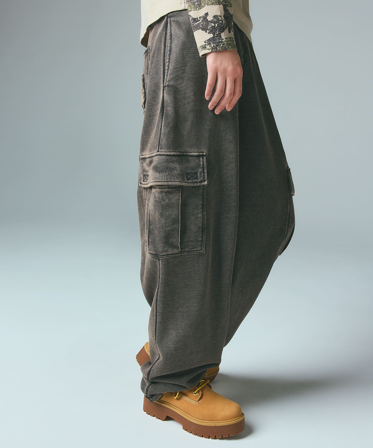 OVERDYED NUMBER PATCH CARGO SWEATPANTS