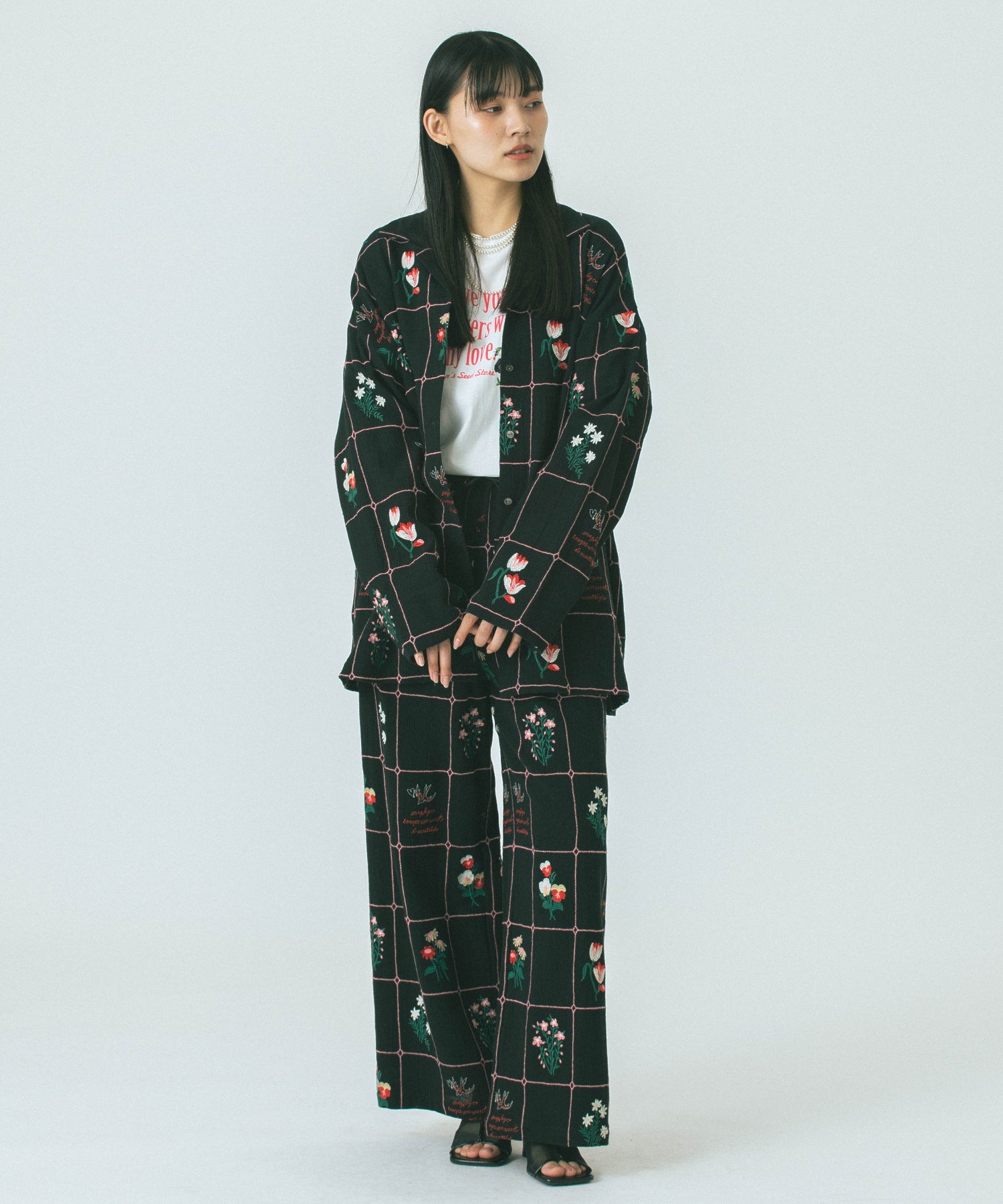 mag.by c/FLOWER EMBROIDERY PANTS