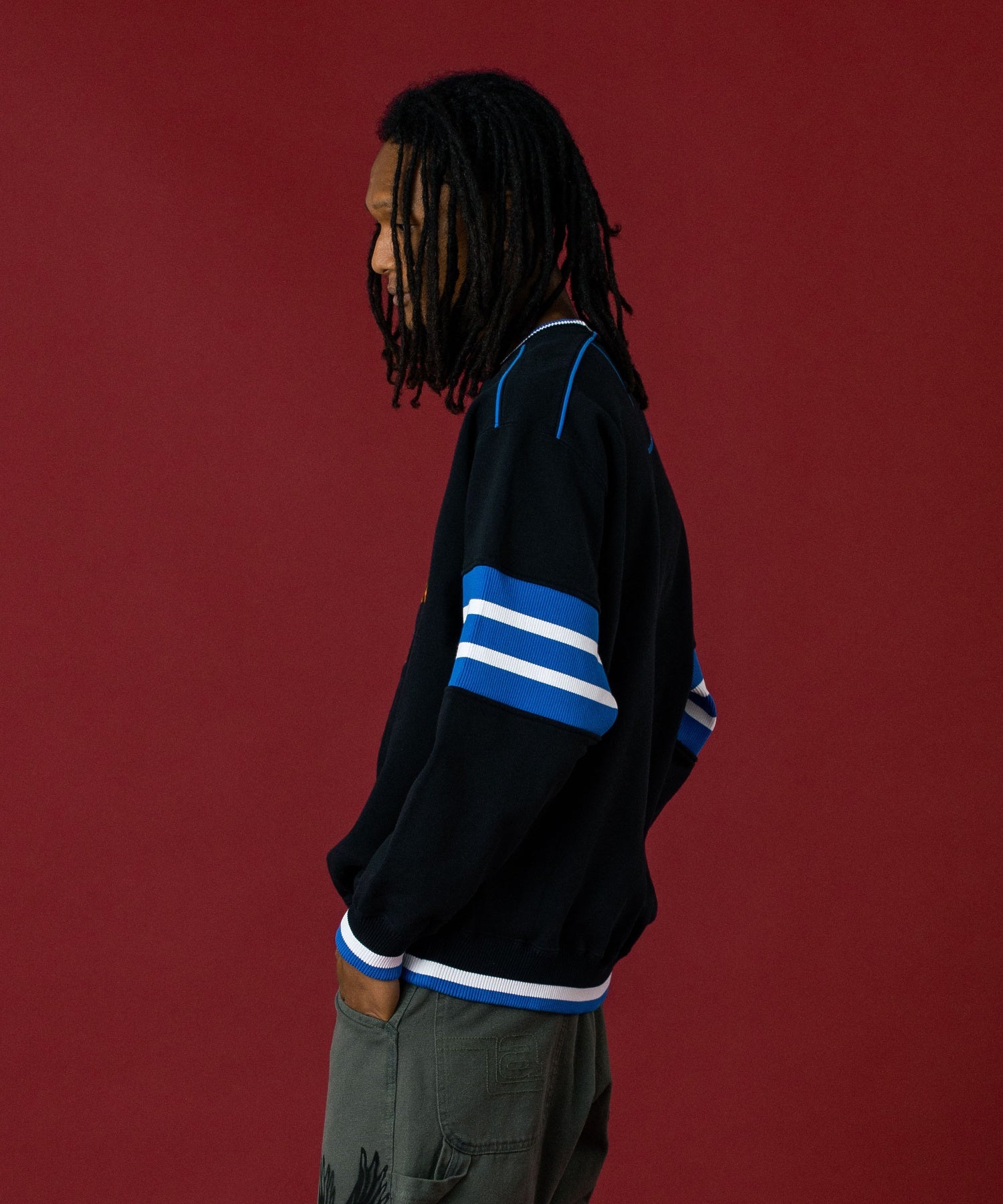 STRIPED SLEEVE CREWNECK SWEATSHIRT