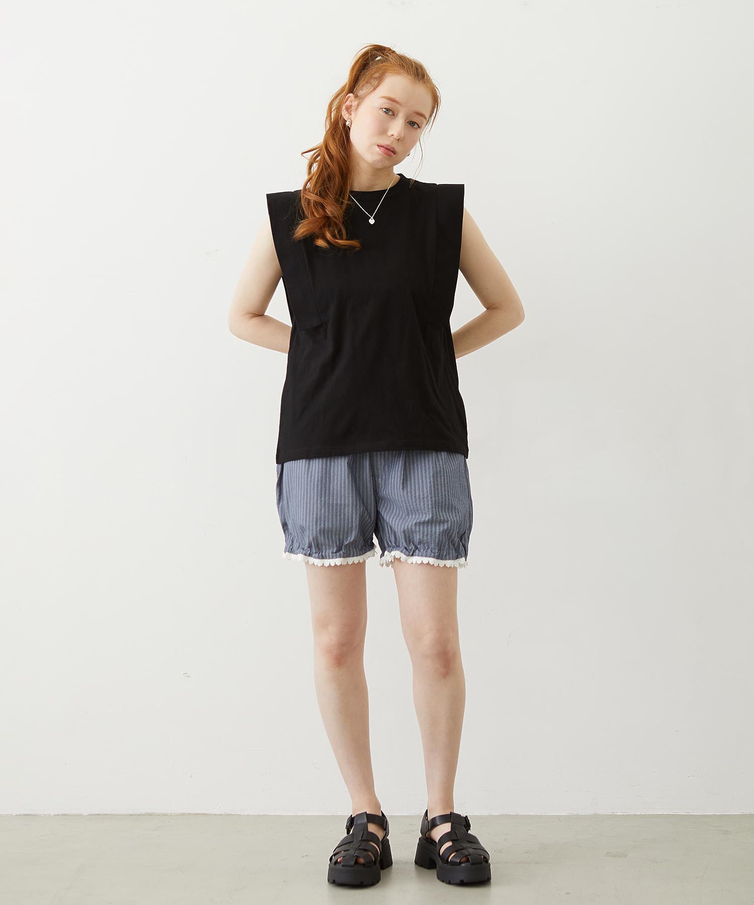 BOXY SLEEVELESS TOP