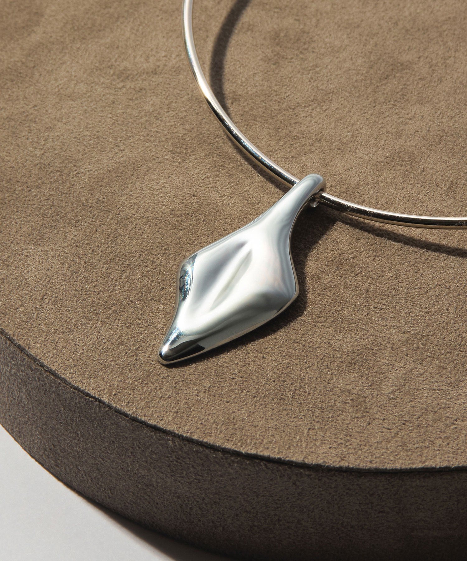 loni/LEAF PLATE CHOKER