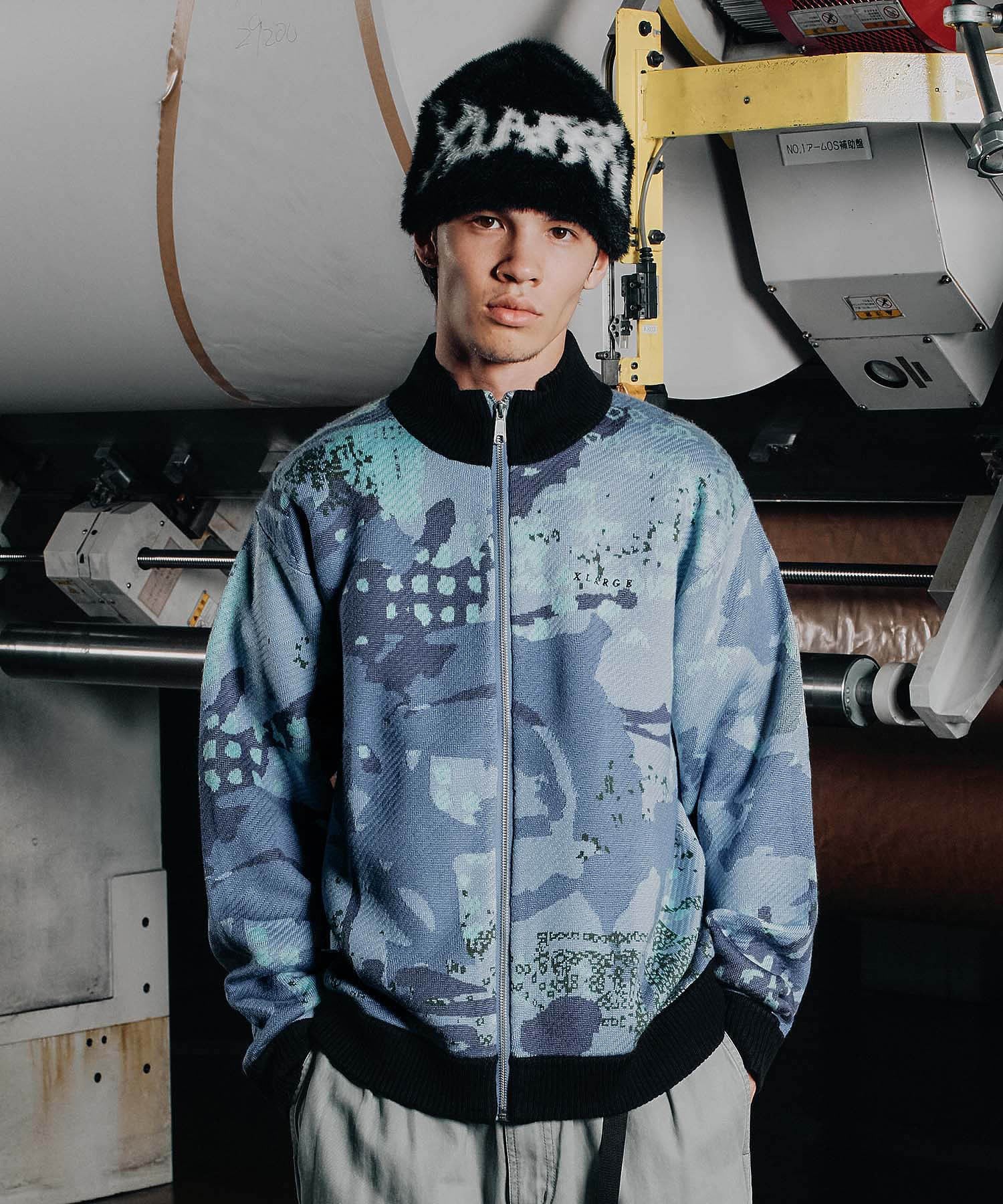 GEOMETRIC ZIP UP KNIT SWEATER