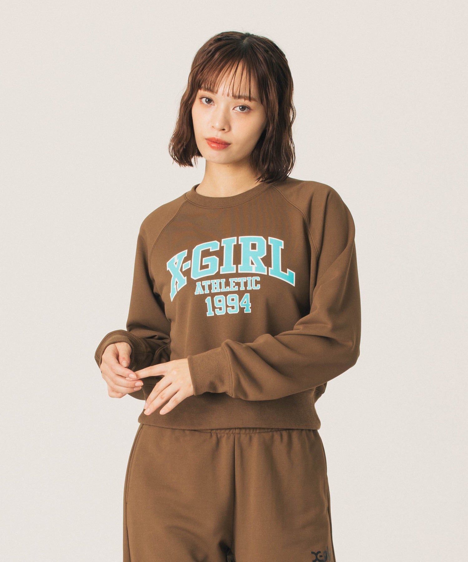COLLEGE LOGO SHORT CREWNECK SWEATSHIRT