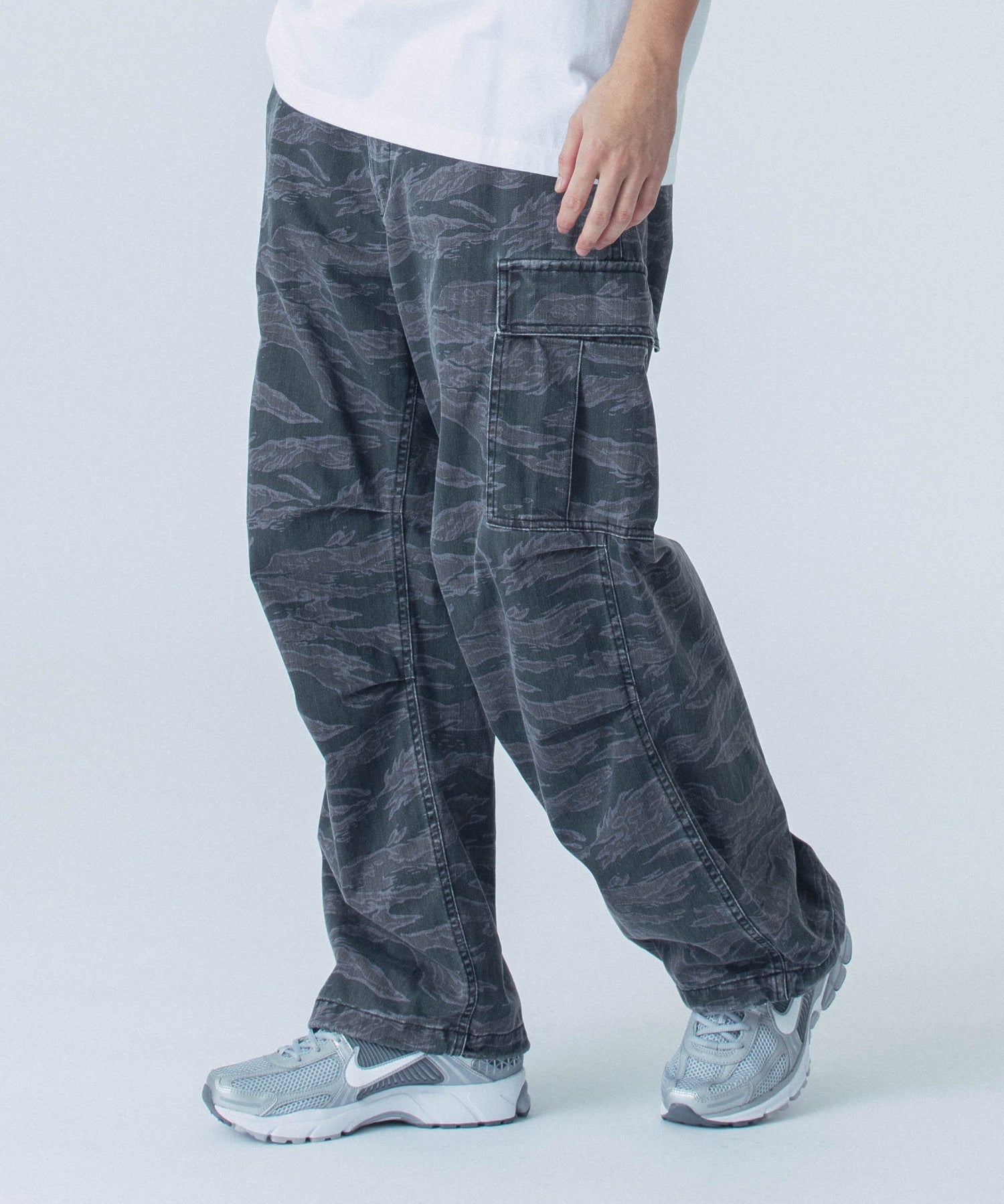 TIGER CAMO CARGO PANTS