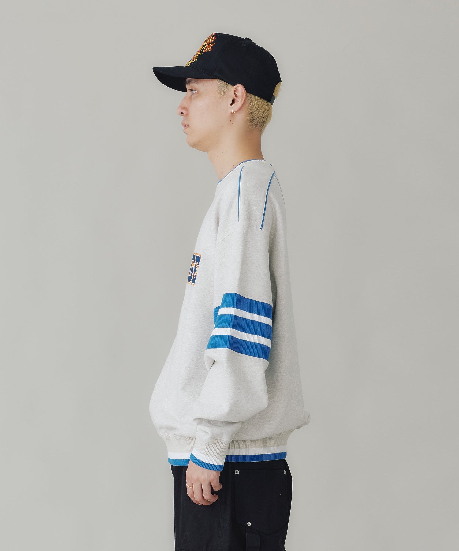 STRIPED SLEEVE CREWNECK SWEATSHIRT