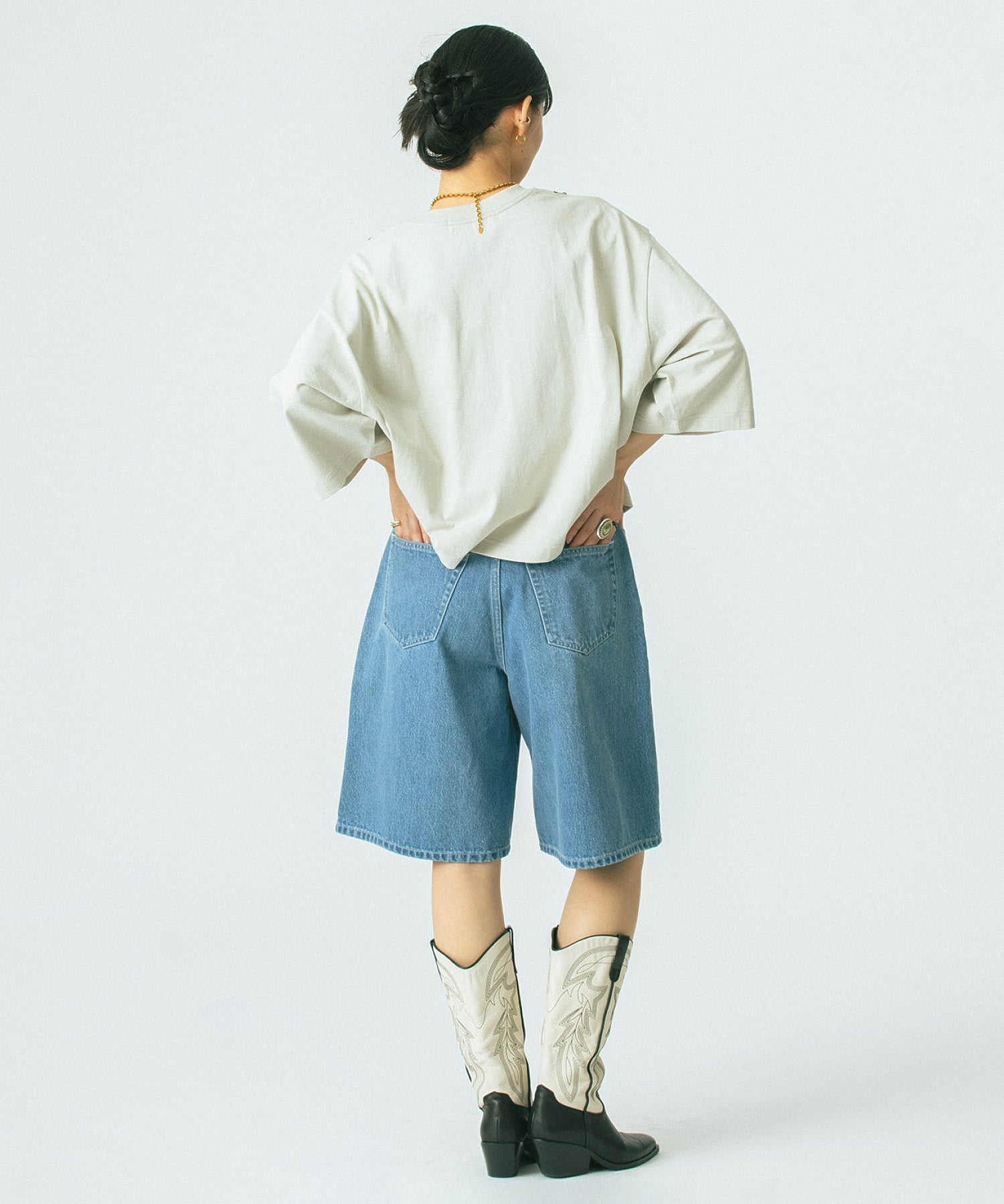 mag.by c/EMBROIDERY H/S TEE