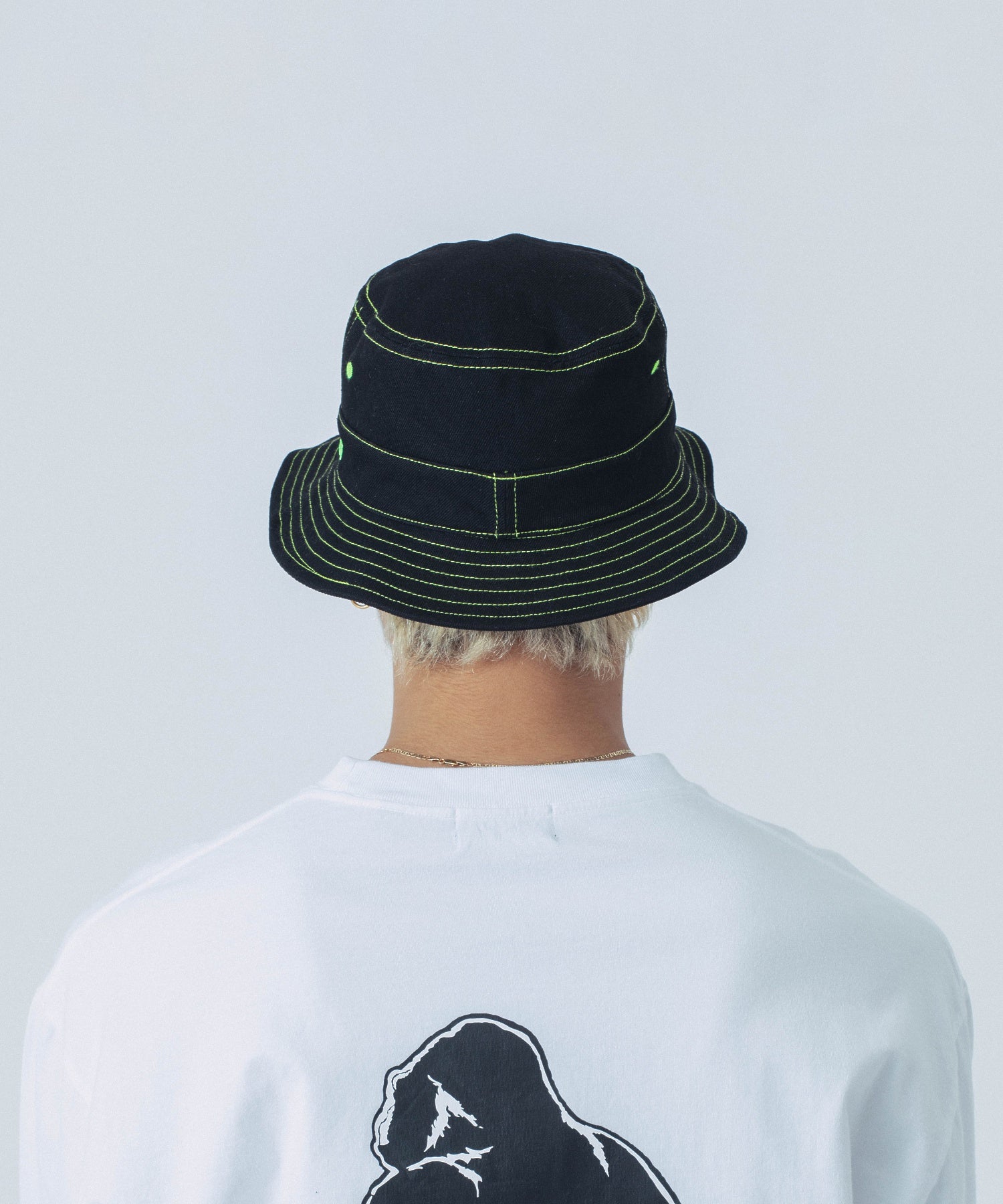 CONTRAST STITCHED BUCKET HAT