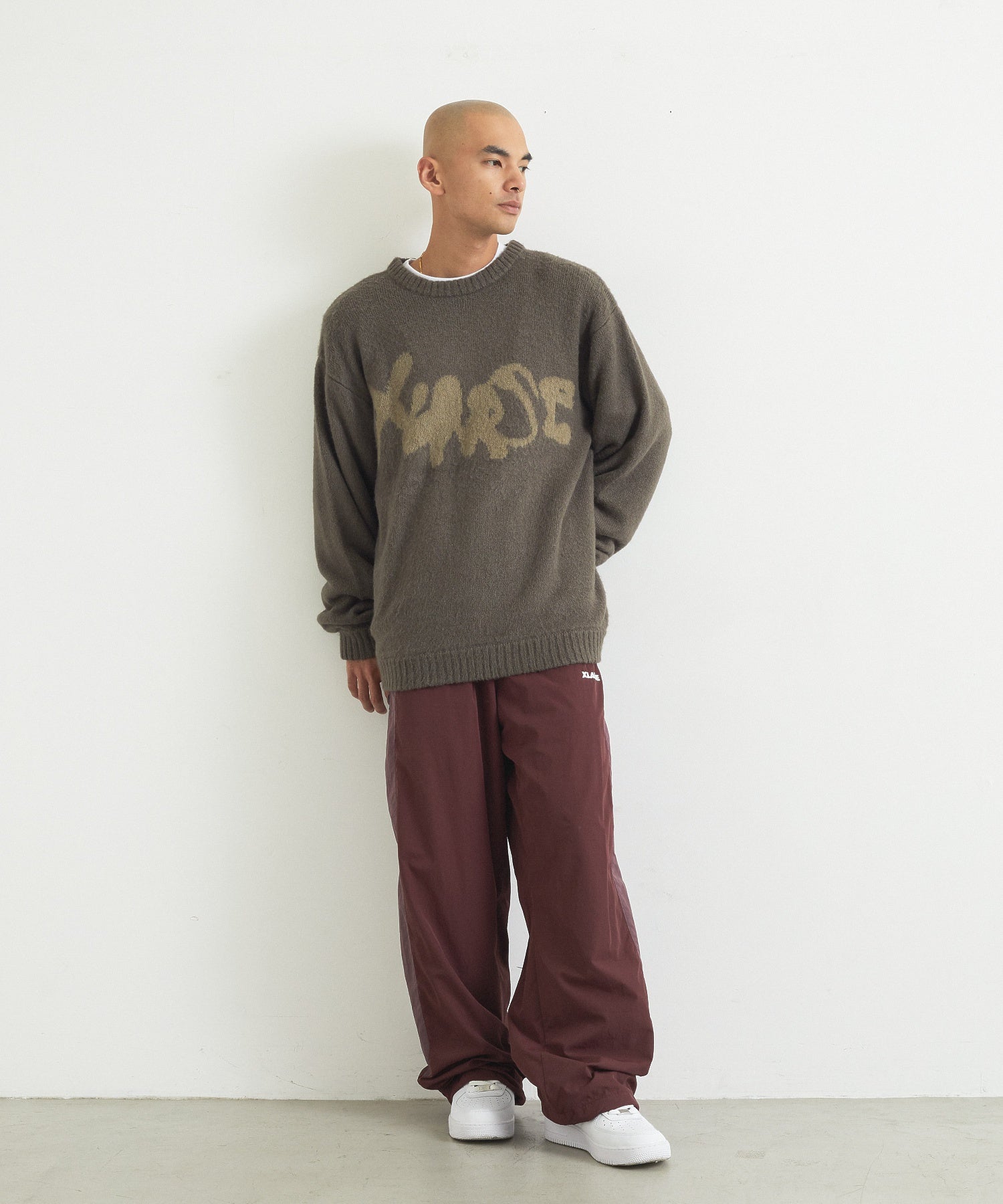 FLUID LETTERING CREW SWEATER