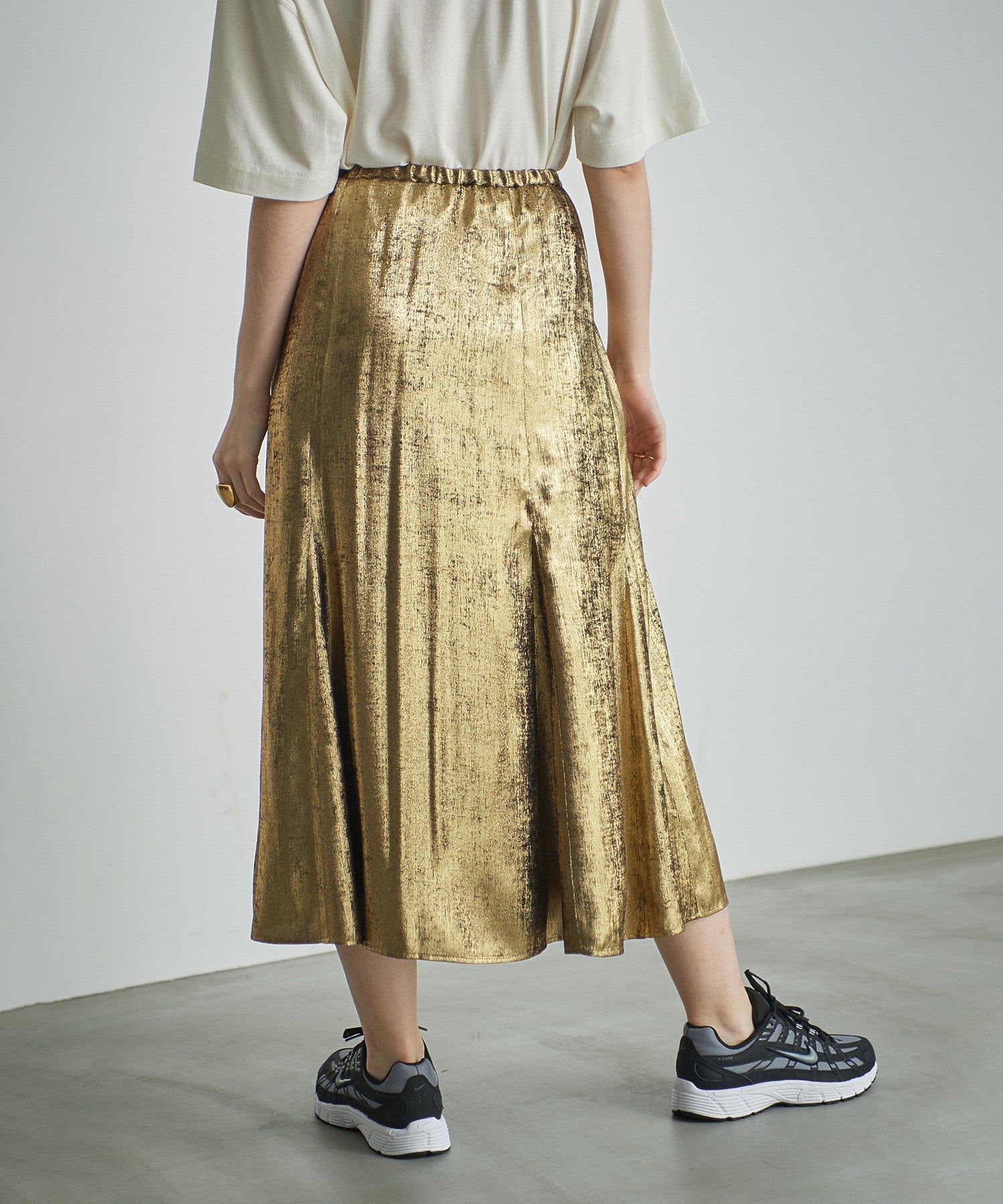 セミフレアメタリックスカート