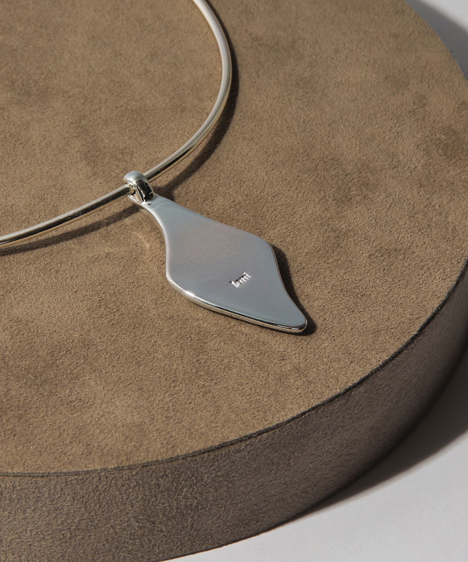 loni/LEAF PLATE CHOKER
