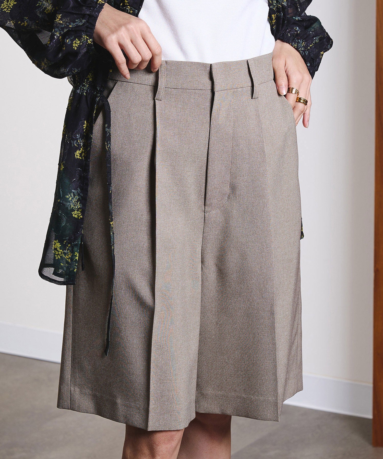 TUCK SHORT PANTS