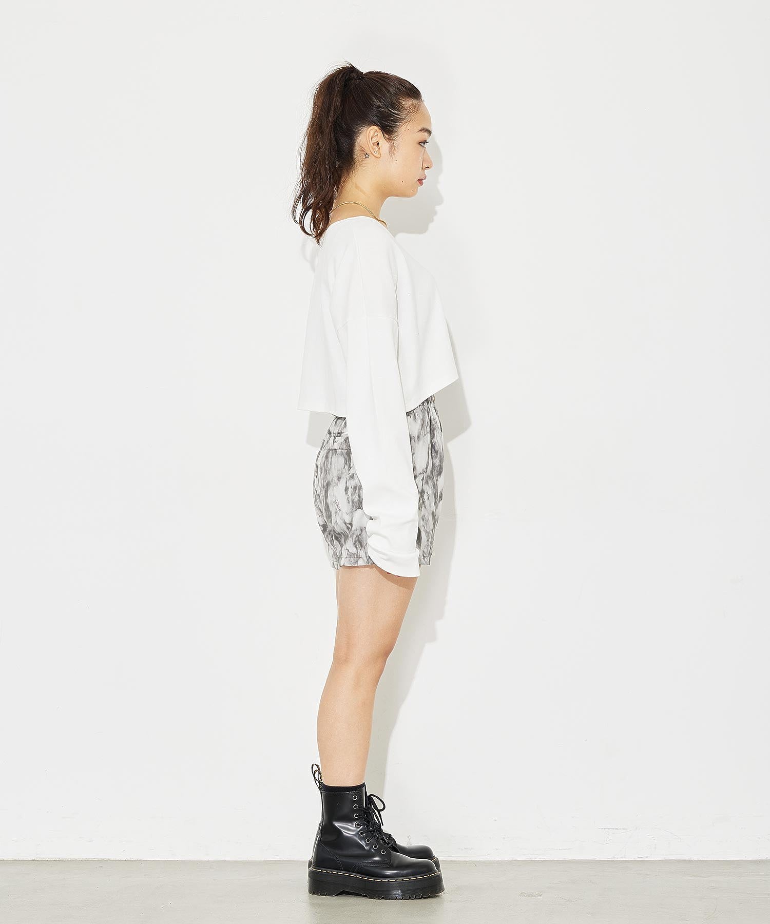model:富樫かなえ H:161cm 着用サイズ:M ※商品の色味の目安は、商品単体の画像をご参照ください。