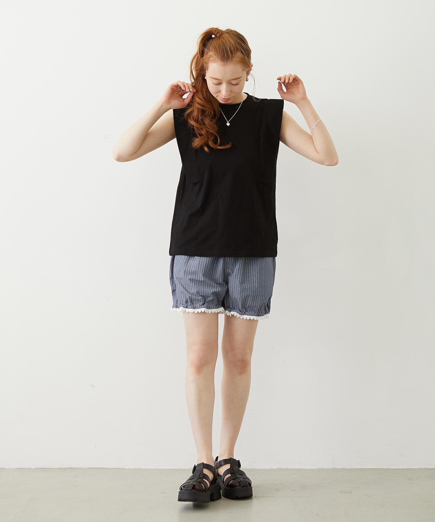 BOXY SLEEVELESS TOP