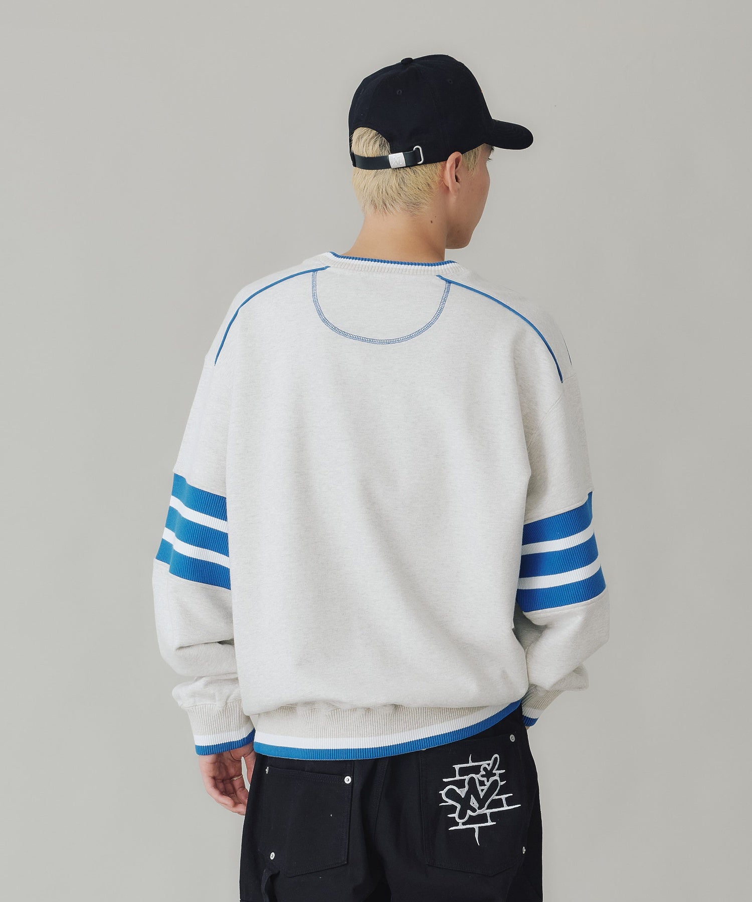 STRIPED SLEEVE CREWNECK SWEATSHIRT