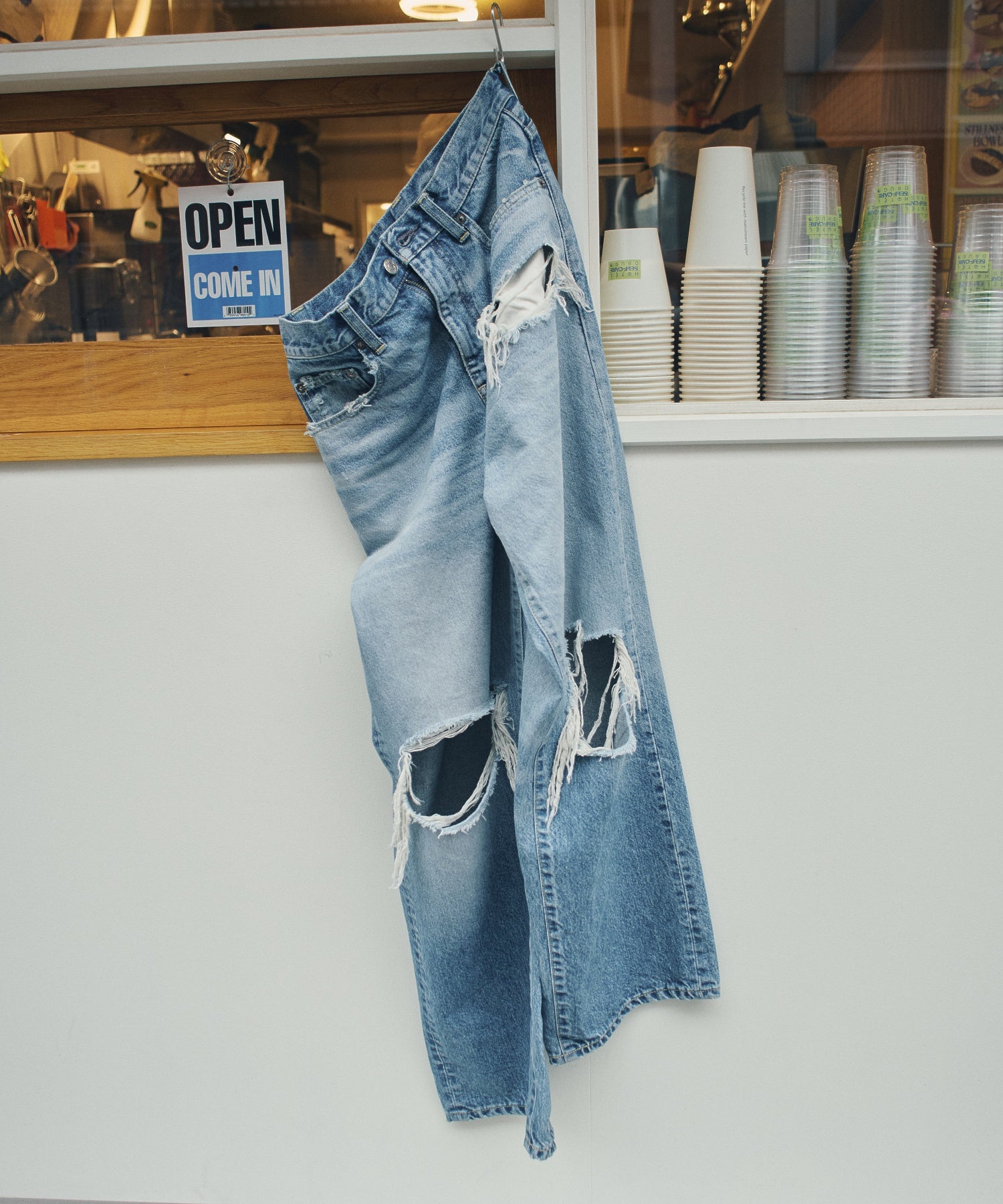 DISTRESSED WIDE LEG JEANS