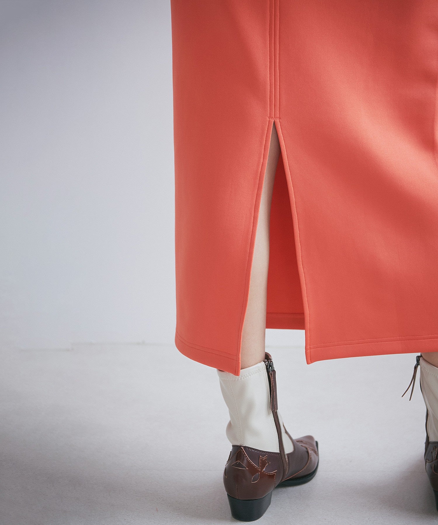 カットタイトスカート