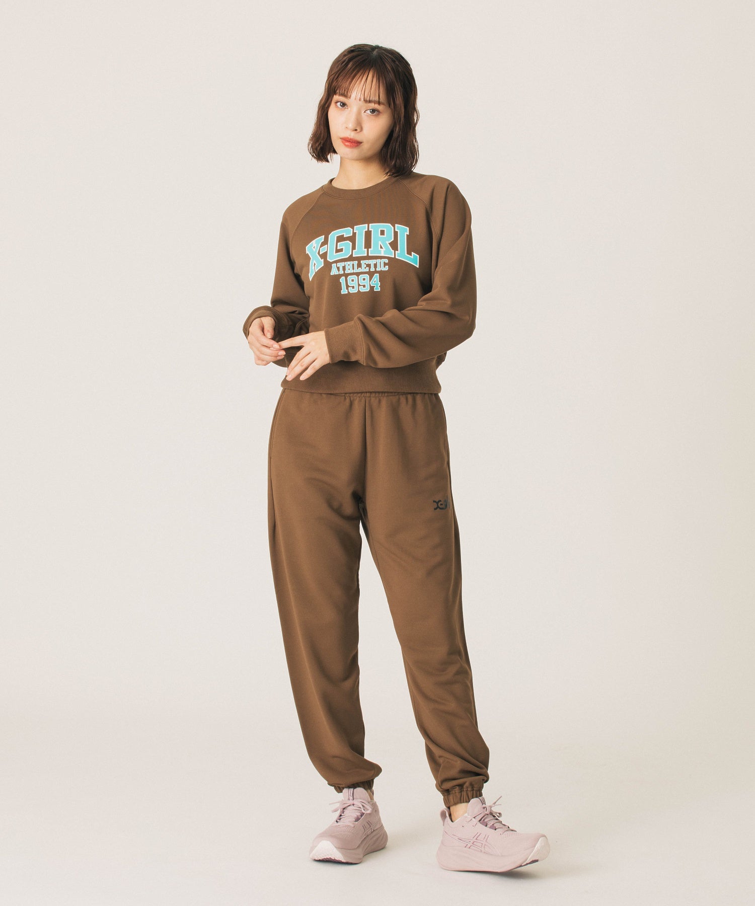 COLLEGE LOGO SHORT CREWNECK SWEATSHIRT