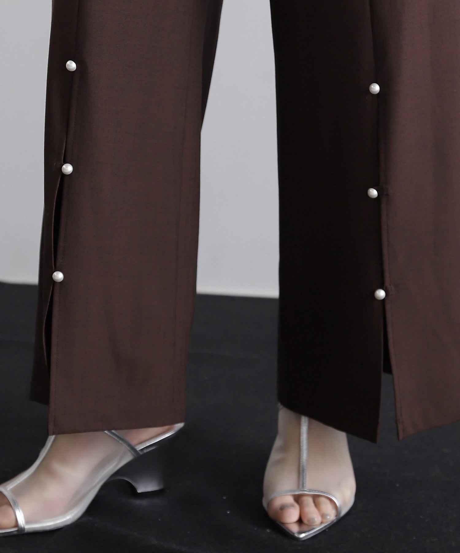 スーチングフロントスリットワンドパンツ