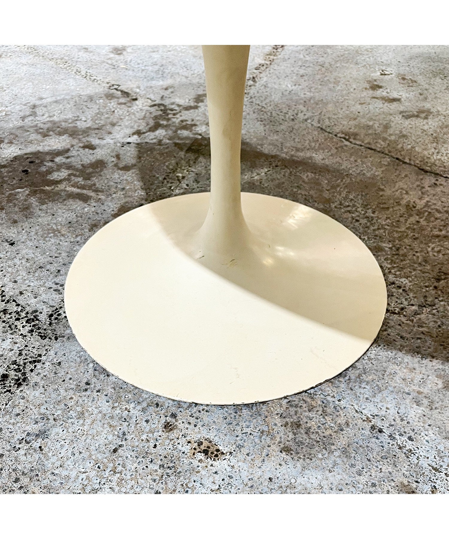Saarinen Tulip Dining Table / Knoll / 1970 - Early 80s