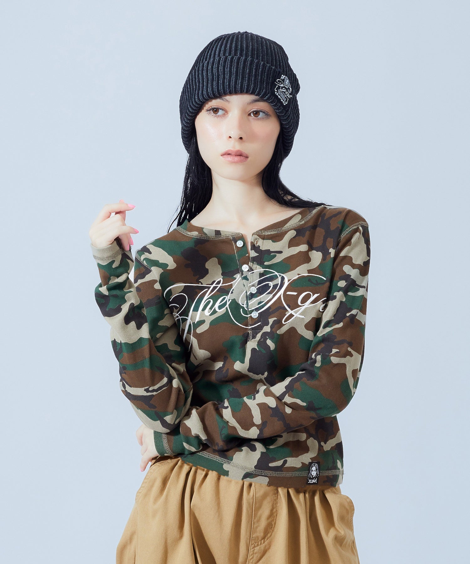 HENLEY NECK SCRIPT LOGO L/S COMPACT TOP