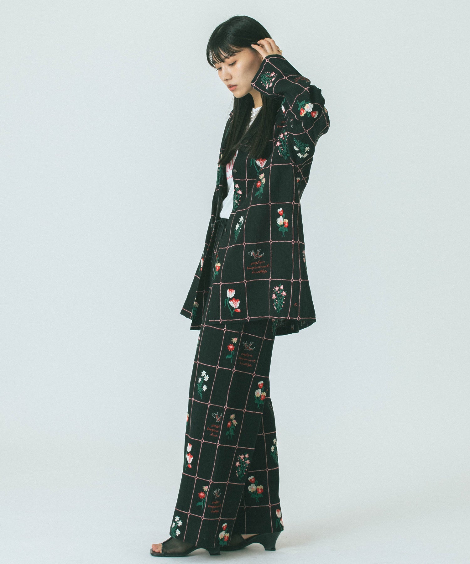 mag.by c/FLOWER EMBROIDERY PANTS