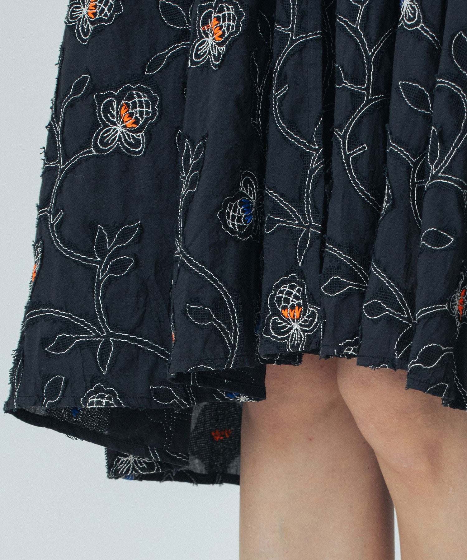 mag.by c/FLOWER EMBROIDERY MINI DRESS