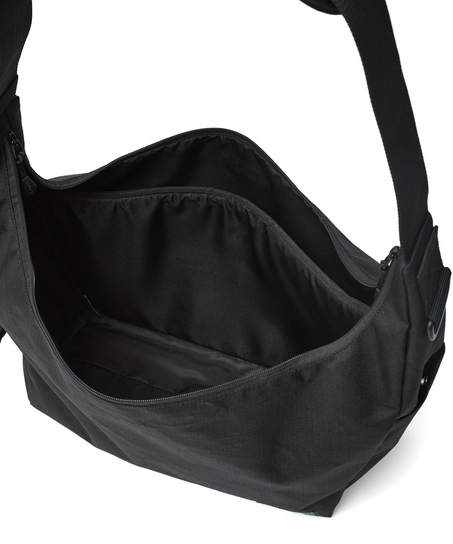 FACE LABEL MESSENGER BAG