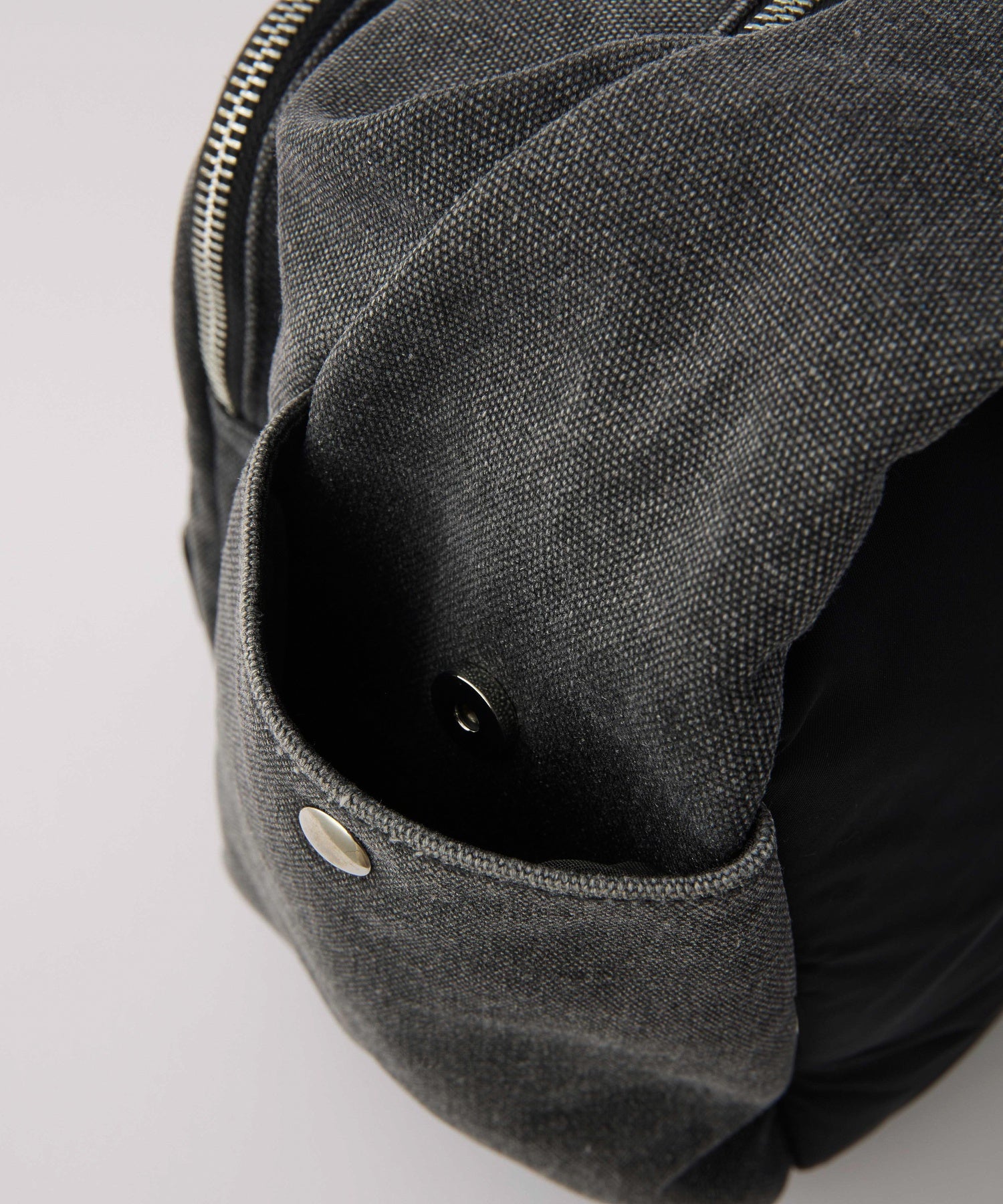 DOUBLE POCKET MESSENGER BAG