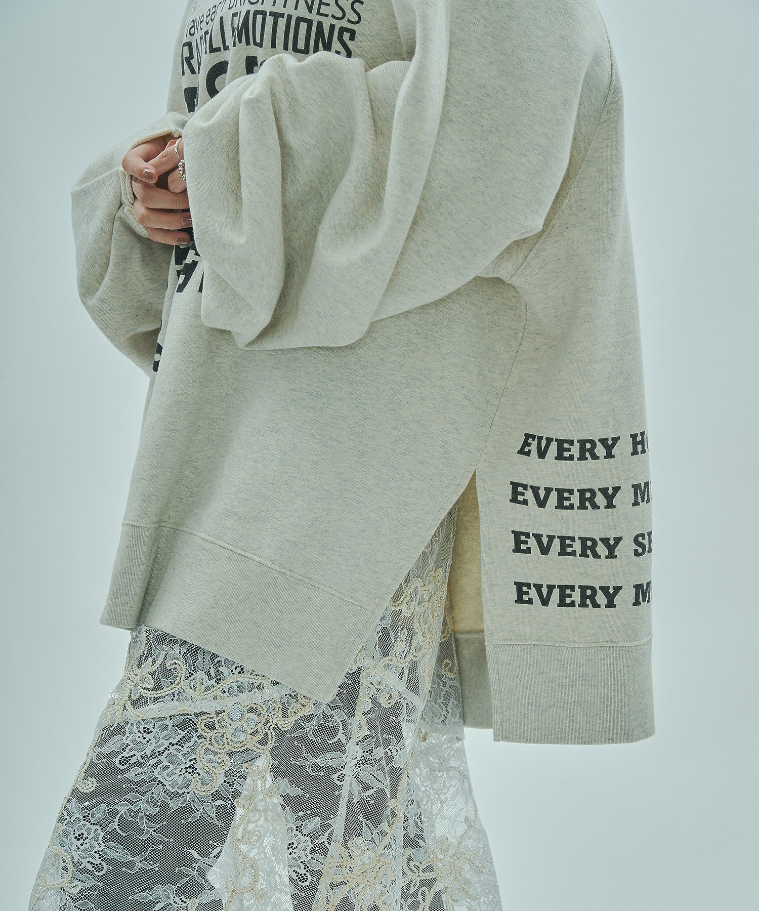 GENE HEAVENS/TUCK SLEEVE GRAPHIC LOGO SWEAT