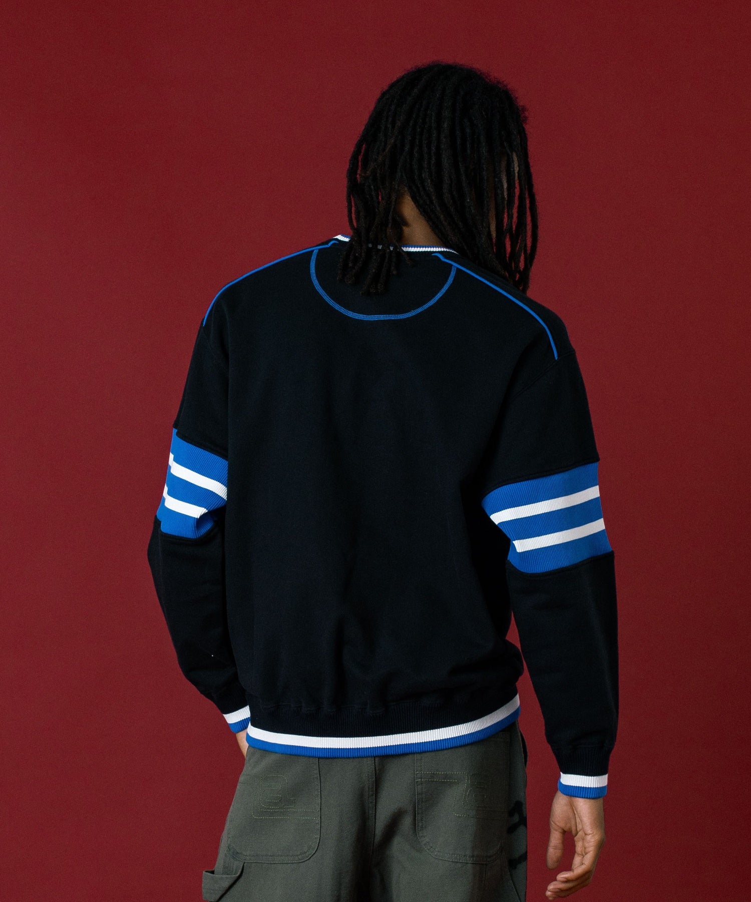 STRIPED SLEEVE CREWNECK SWEATSHIRT