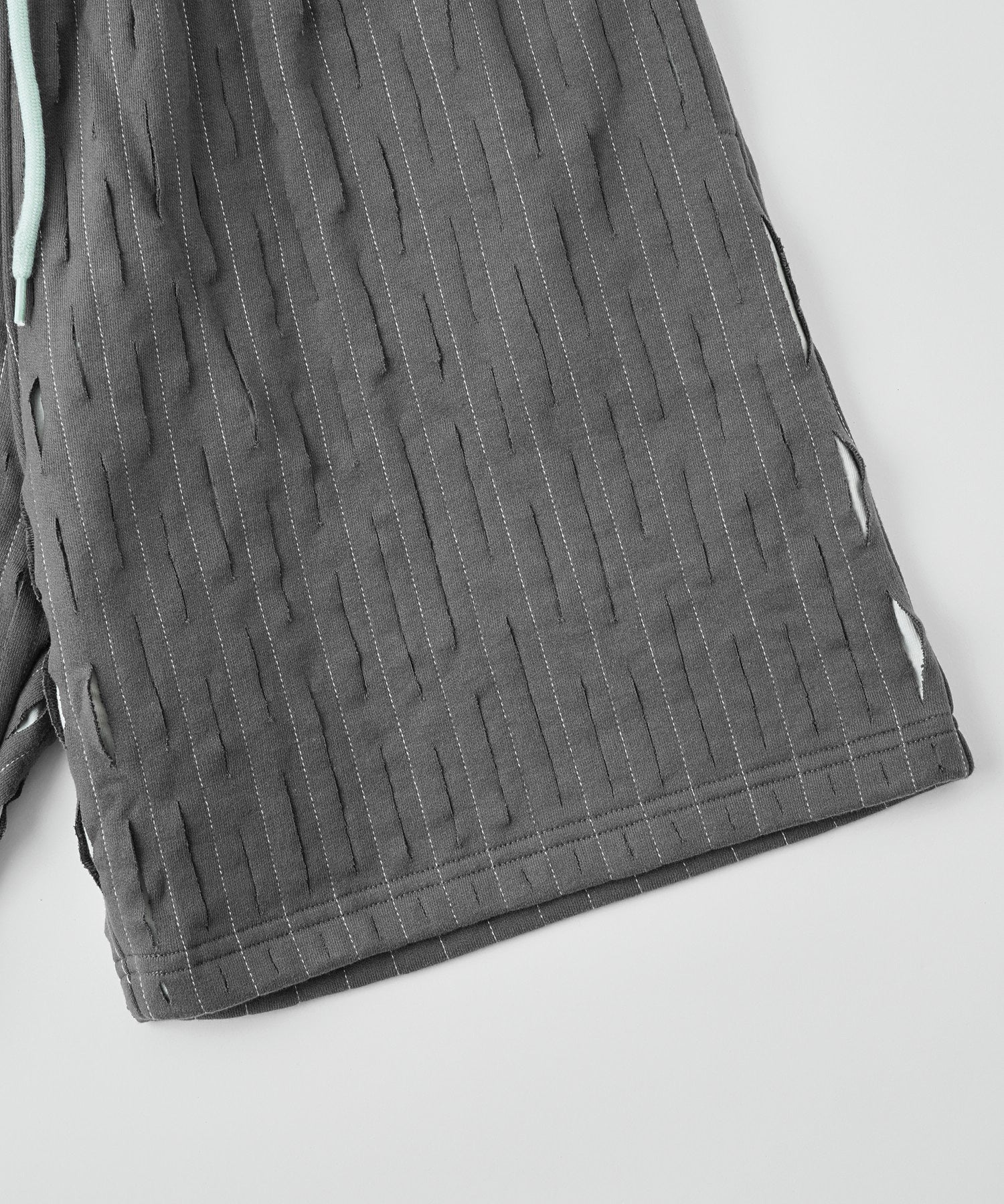 PAS UNE MARQUE DOUBLE-PANELLED DISTRESSED SHORT 504