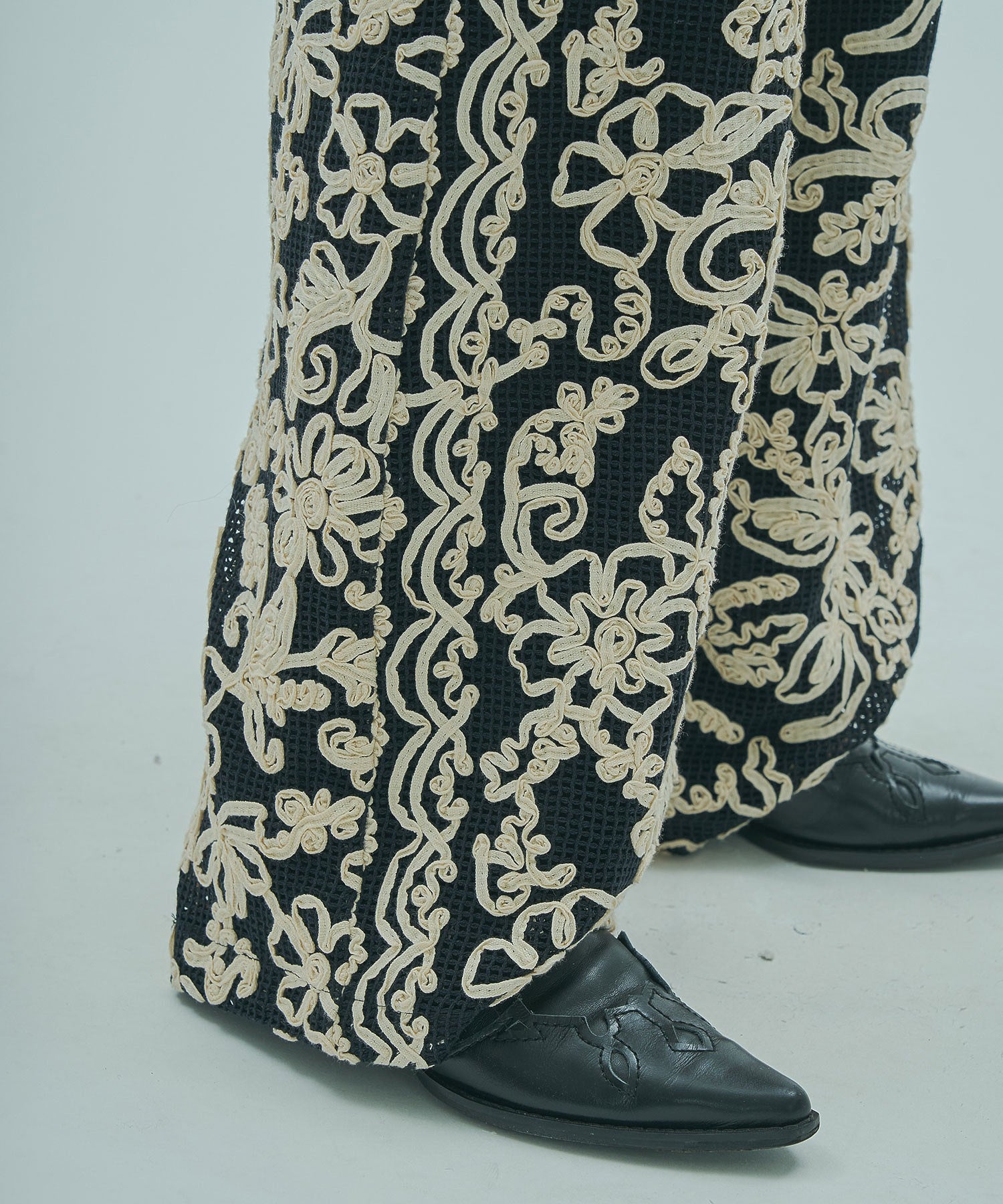 mag.by c/EMBROIDERY MESH PANTS