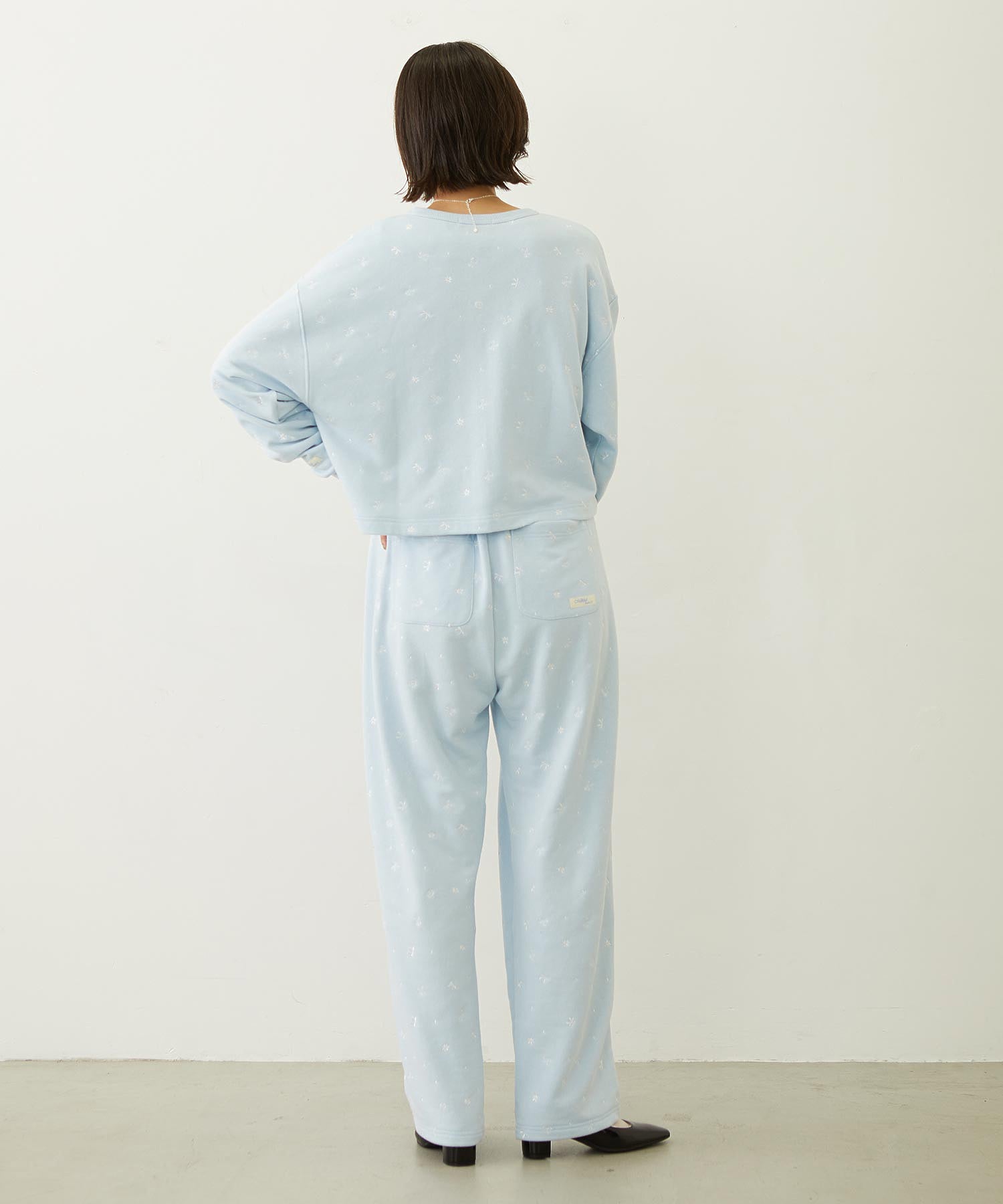 EMBROIDERY TUCK SWEAT PANTS