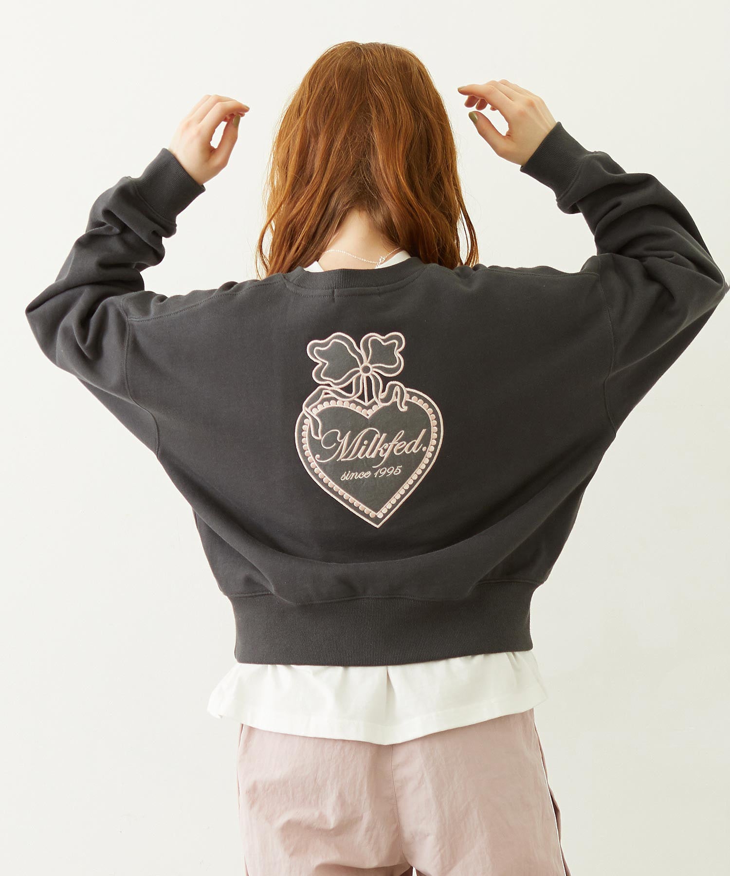 HEART RIBBON EMBLEM SHORT CREW SWEAT