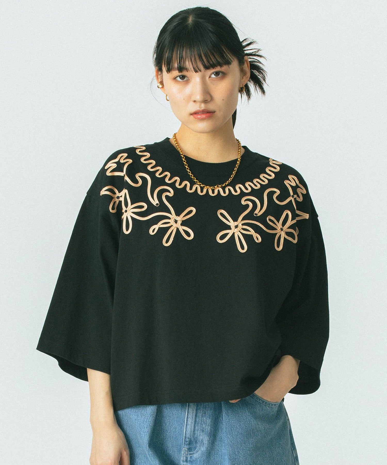 mag.by c/EMBROIDERY H/S TEE