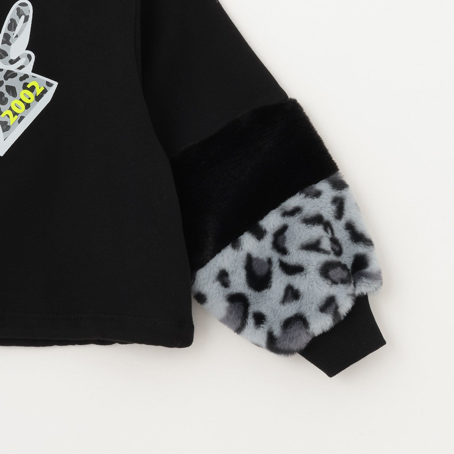 総柄ロゴファー袖裏起毛ショートトレーナー