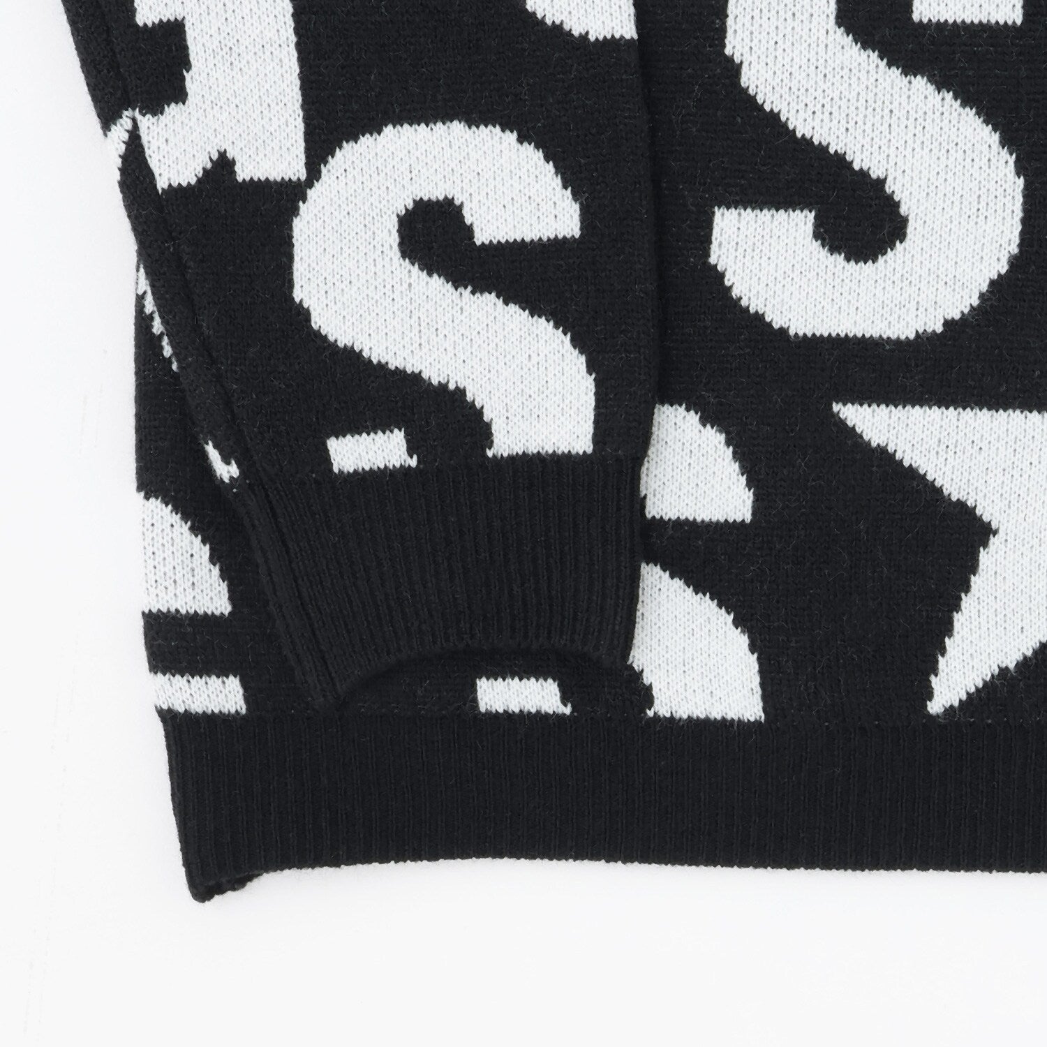 ロゴ総柄ニットプルオーバー