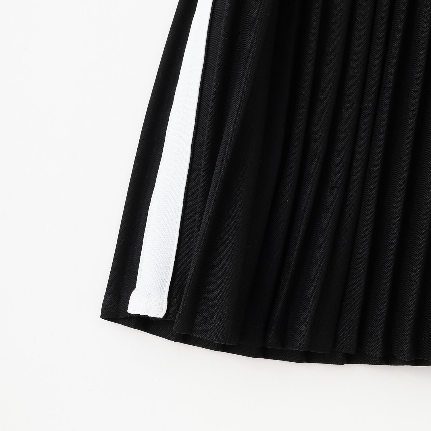 エンボスロゴプルオーバー+サイドラインプリーツスカートセット