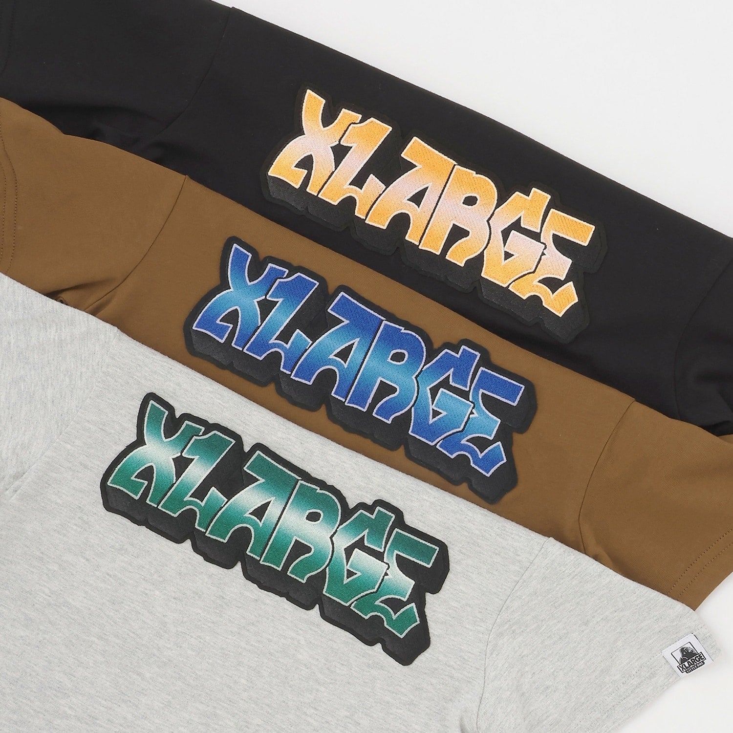 グラデーションロゴ刺しゅう半袖Tシャツ
